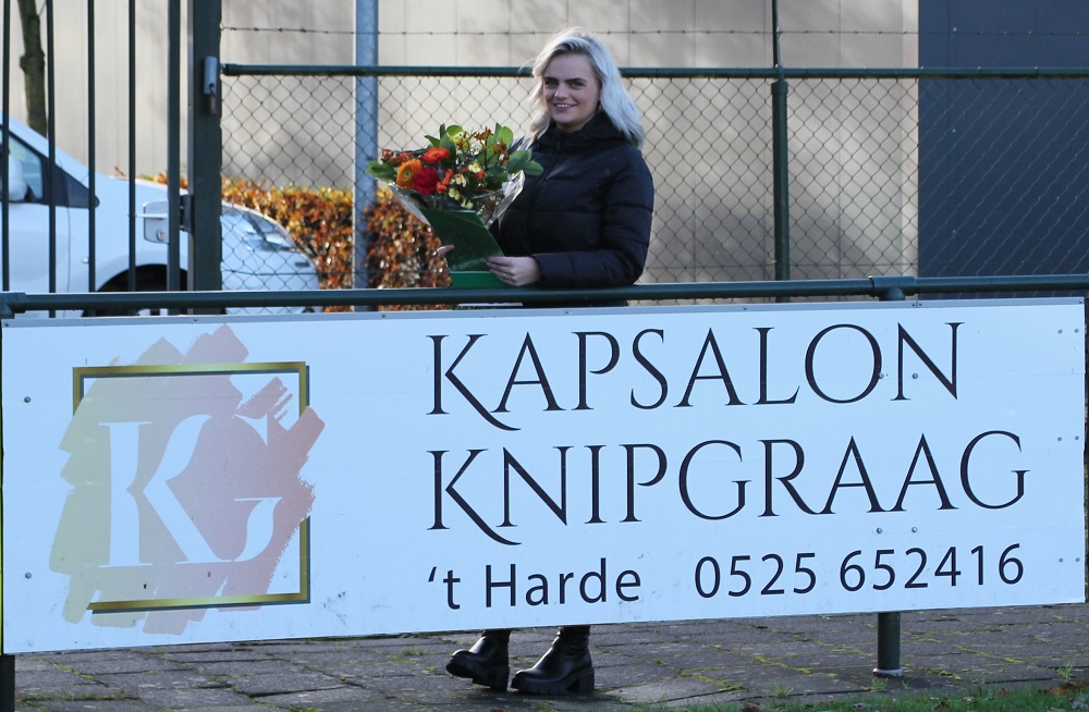 Kapsalon Knip Graag nieuwe bordsponsor bij S.V. ’t Harde