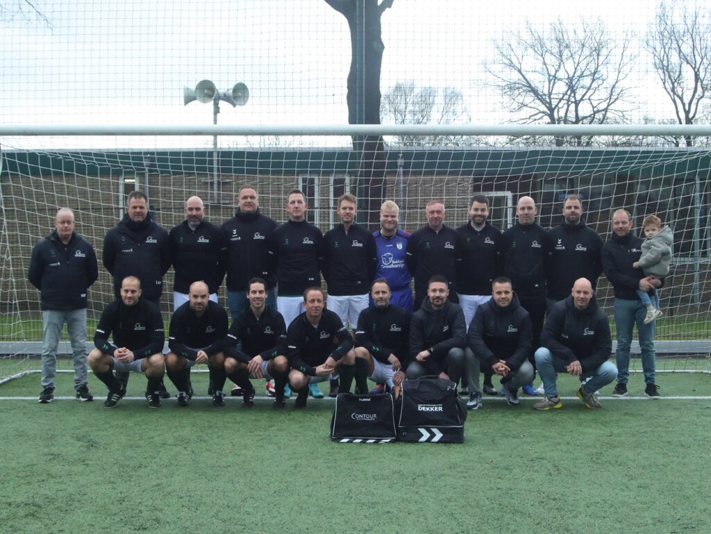 Voetbaltassen van Contour Fysiotherapie en zorg en dienstverlening Dekker voor S.V. ’t Harde 3