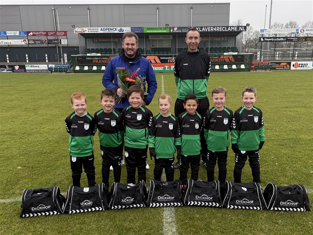 Nieuwe trainingspakken en tassen voor JO7-1 van S.V.  ’t Harde door kledingsponsor Dickhof Autoschade, Autoverhuur & Shortlease en Bedrijfswageninrichting uit Kampen.