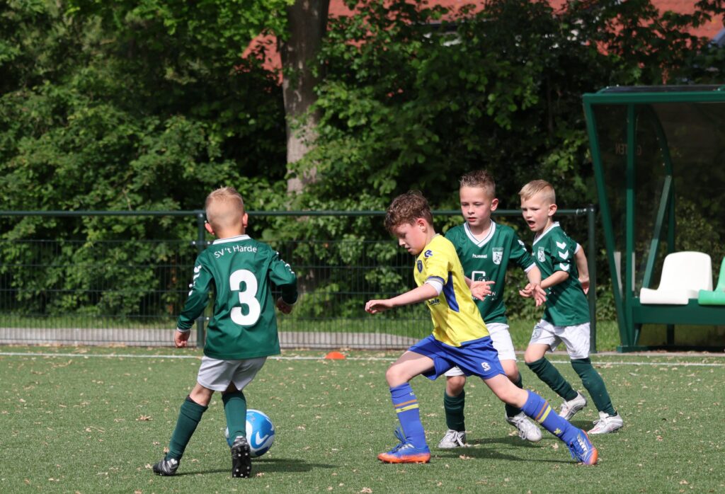 S.V. ’t Harde JO7-1 geniet van voetbal, zon én verjaardagen