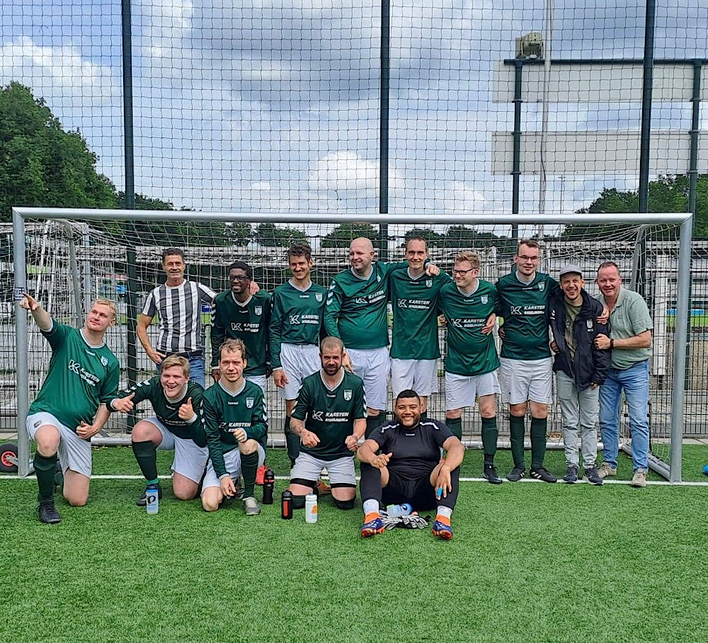 S.V. ’t Harde G1 pakt de Dubbel na overtuigende zege op AZC