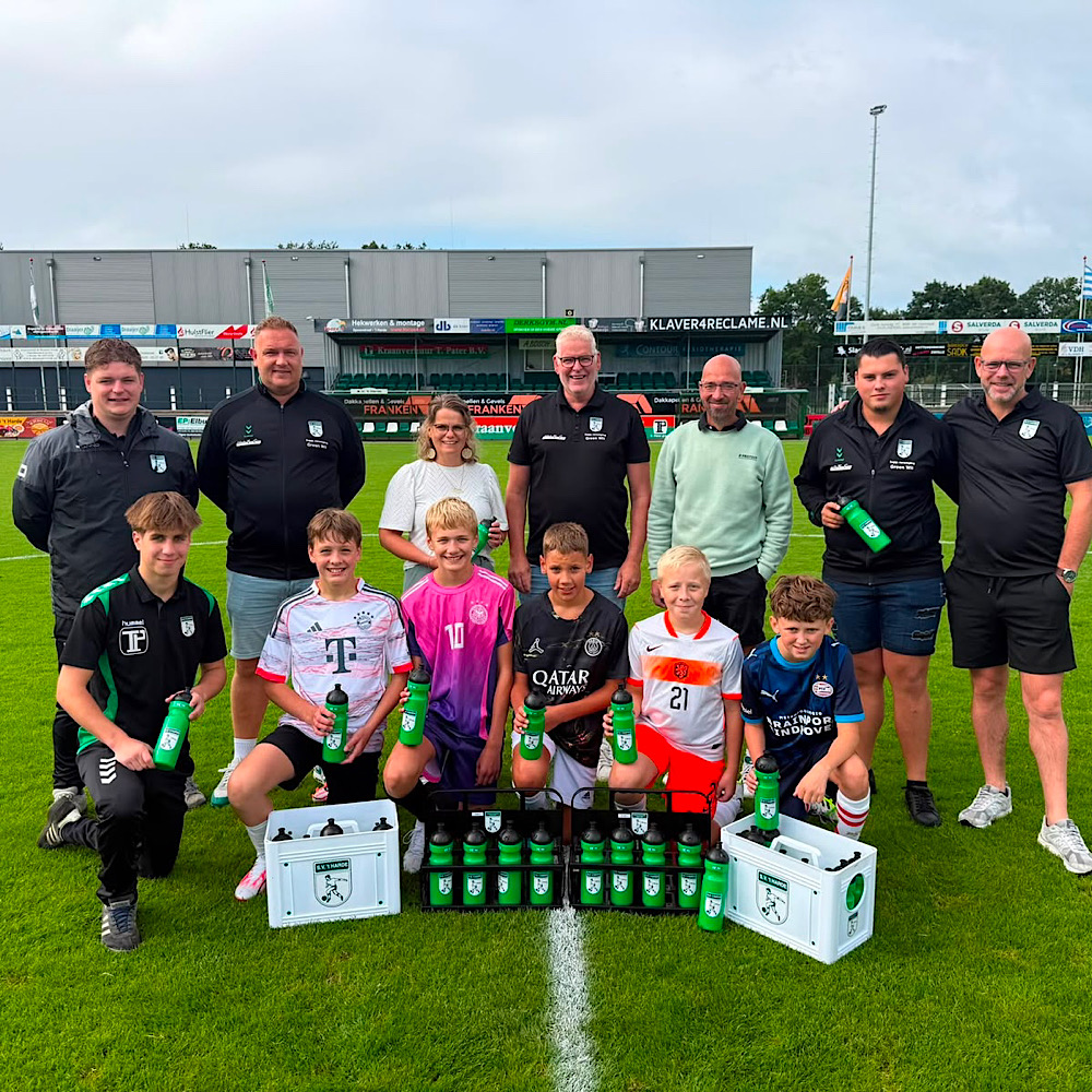 💚🤍Supportersvereniging Groen-Wit schenkt alle jeugdteams nieuwe bidons! 💚🤍