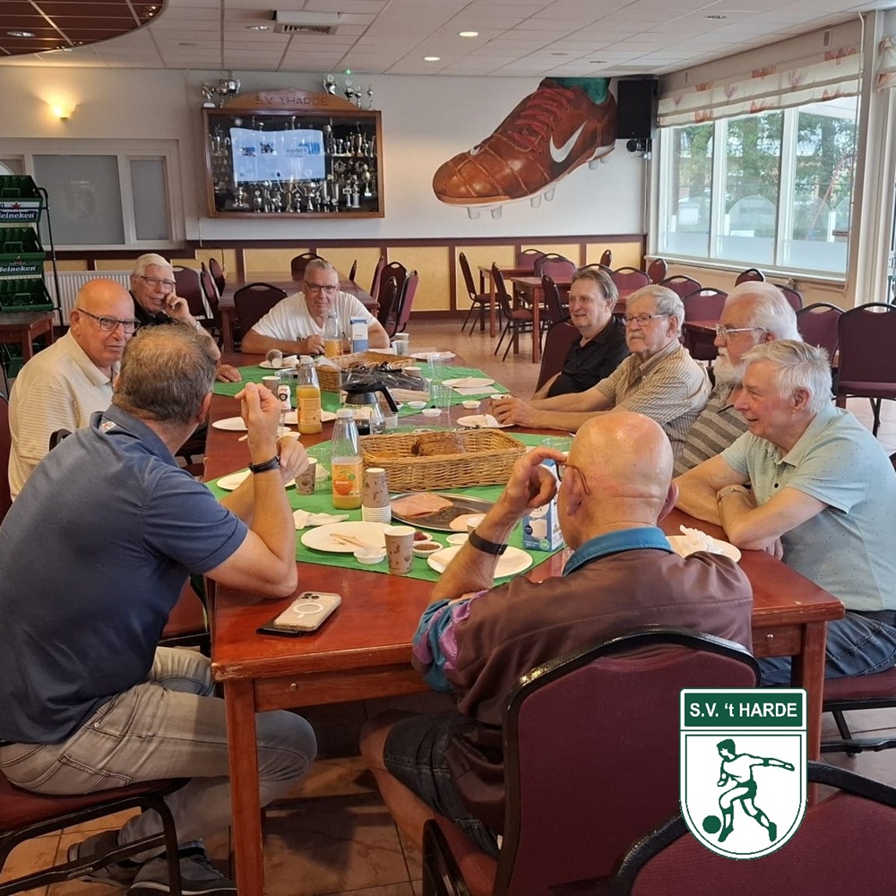 ☕ Hoofdtrainer Bert van de Brink ontbijt met onderhoudsploeg 🍞🥐